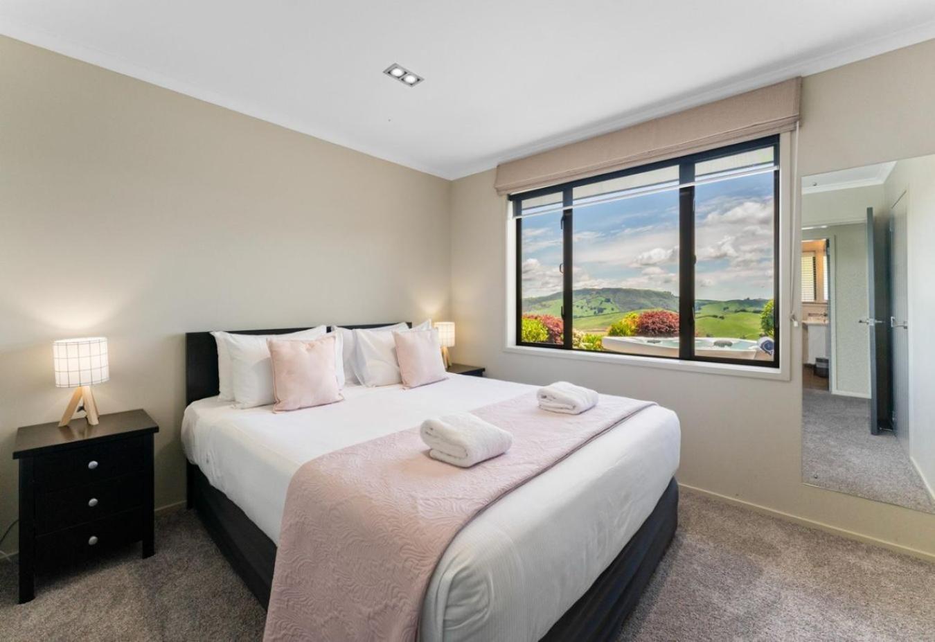 Scenic Solitude - Wake Up To Lake And Mountain Views! Taupo Luaran gambar