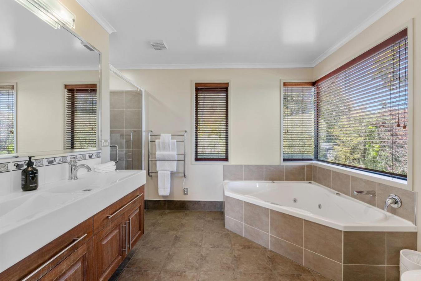 Scenic Solitude - Wake Up To Lake And Mountain Views! Taupo Luaran gambar