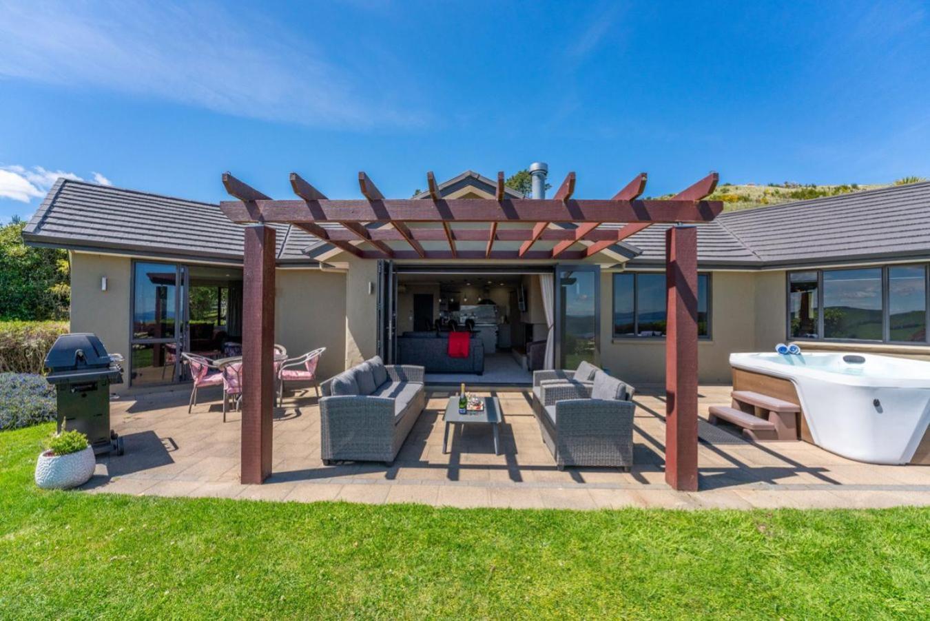 Scenic Solitude - Wake Up To Lake And Mountain Views! Taupo Luaran gambar